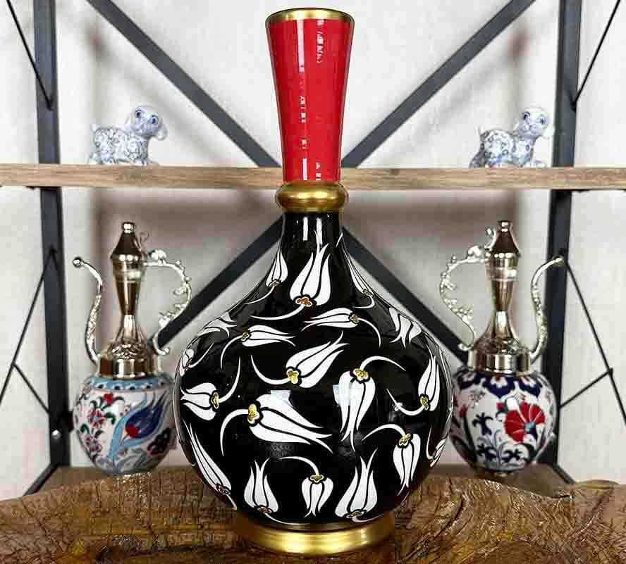 Vase en Céramique d’Iznik – Tulipes Blanches sur Fond Noir, Cadeau d’Entreprise Élégant - 1