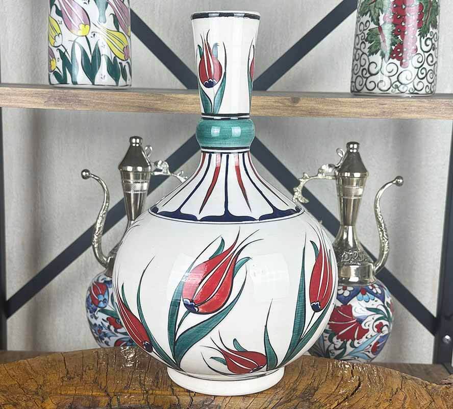 Vase en céramique d’Iznik à composition sobre de tulipes - 1