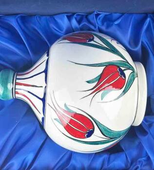 Vase en céramique d’Iznik à composition sobre de tulipes - 4