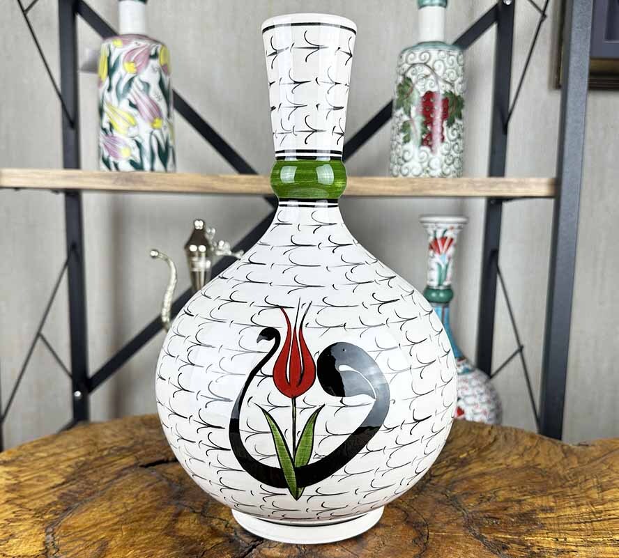 Vase en céramique d’Iznik à composition Vav et tulipe – cadeau diplomatique - 1