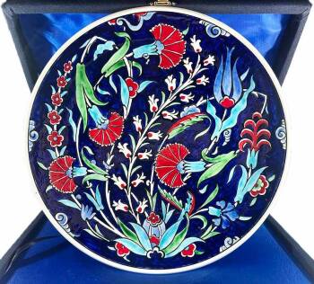 Verlobungsgeschenk – Iznik-Keramikteller mit Tulpen- und Nelkenmotiv auf blauem Grund - Çini Evi
