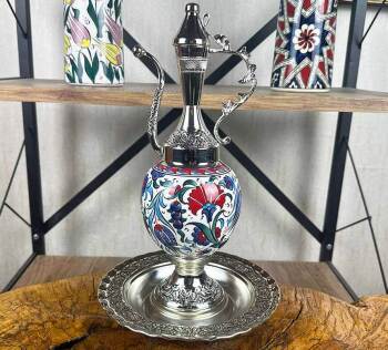 Rote Nelken-Eleganz – silberbeschichtetes Iznik-Keramik-Kannen-Set - Çini Evi