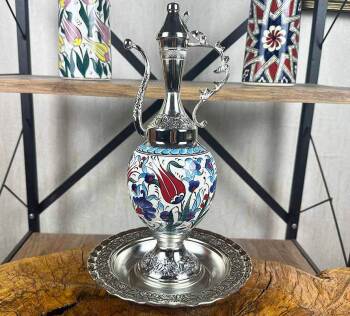 Silberbeschichtetes Iznik-Keramik-Kannen-Set mit blauer Nelke und roter Tulpe - 1