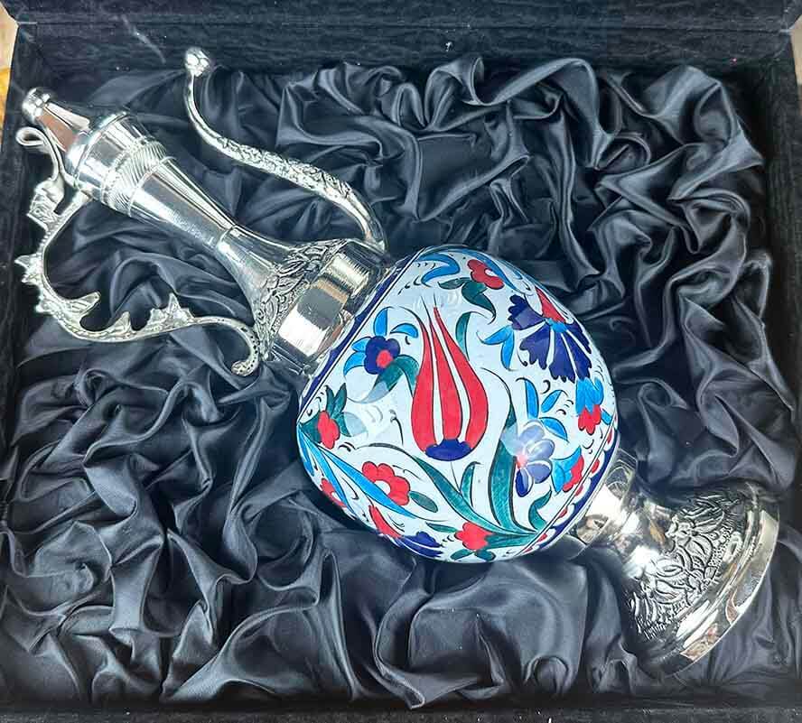 Silberbeschichtetes Iznik-Keramik-Kannen-Set mit dunkelblauer Nelke und roter Tulpe - 3