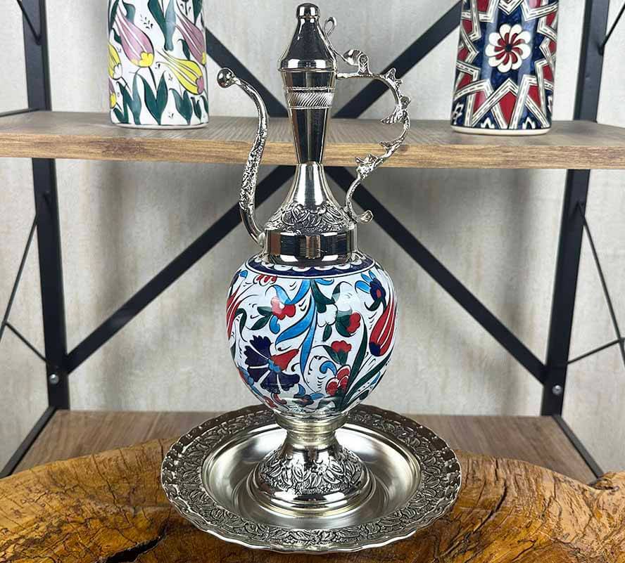 Silberbeschichtetes Iznik-Keramik-Kannen-Set mit dunkelblauer Nelke und roter Tulpe - 1