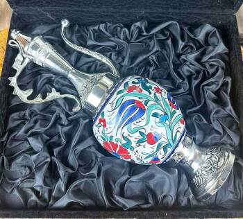 Silberbeschichtetes Iznik-Keramik-Kannen-Set mit dunkelblauer Tulpe und roter Nelke - 3