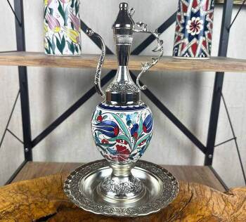 Silberbeschichtetes Iznik-Keramik-Kannen-Set mit dunkelblauer Tulpe und roter Nelke - 1