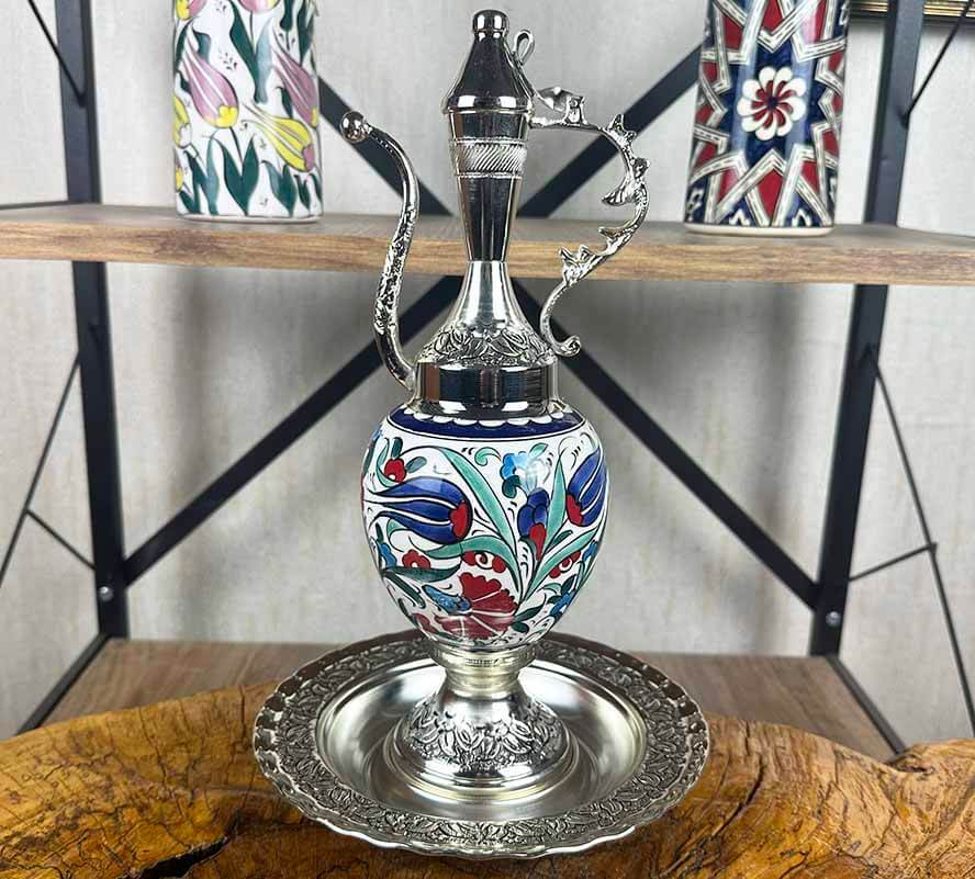 Silberbeschichtetes Iznik-Keramik-Kannen-Set mit dunkelblauer Tulpe und roter Nelke - 1