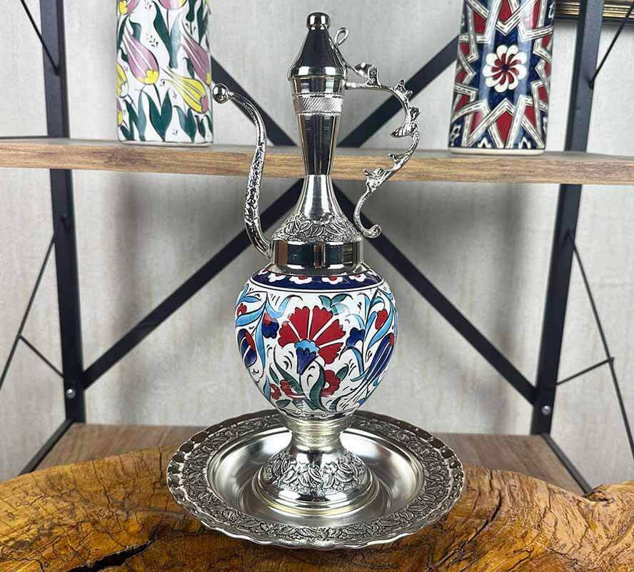 Silberbeschichtetes Iznik-Keramik-Kannen-Set mit rotem Nelkenmotiv - 1