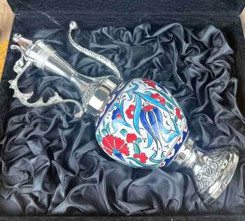 Silberbeschichtetes Iznik-Keramik-Kannen-Set mit rotem Nelkenmotiv - 3
