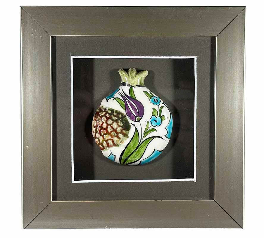 Violette Tulpe und Frühlingsblumen – Granatapfel-Plakette mit Iznik-Keramik - 1