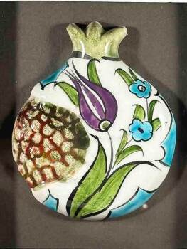 Violette Tulpe und Frühlingsblumen – Granatapfel-Plakette mit Iznik-Keramik - 2