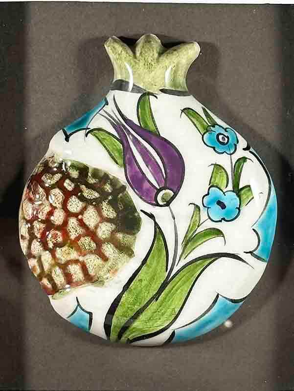 Violette Tulpe und Frühlingsblumen – Granatapfel-Plakette mit Iznik-Keramik - 2