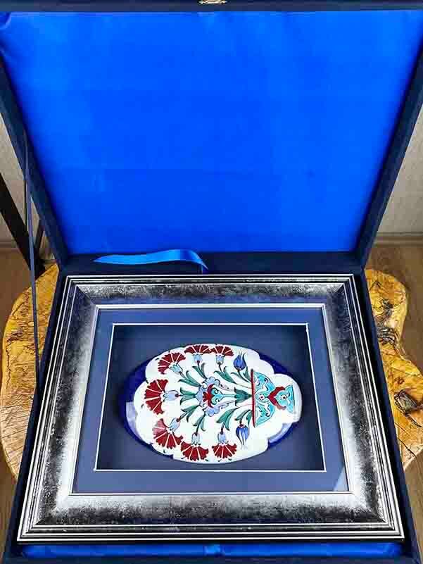 VIP Geschenk – İznik Çini Wandbild mit Nelken- und Tulpenmotiv im Passepartout-Rahmen - 3