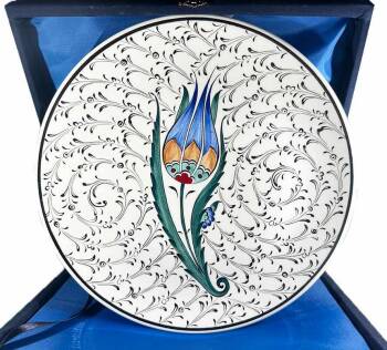 VIP İznik-Teller mit Lalenmuster – Elegante Premium-Geschenkoption (25 cm / 9.84 inch) - Çini Evi