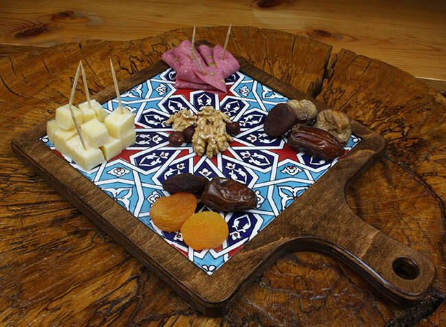 Wooden presentation tray with Seljuk star motif - 1