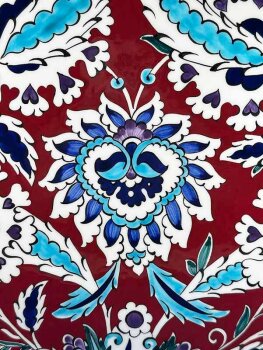 Zeitlose Eleganz: Iznik Çini Teller mit Hatayi-Motiv auf rotem Grund - Çini Evi (1)